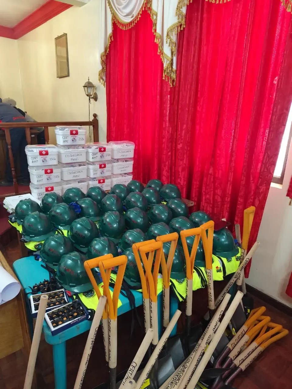 Botiquines rotulados CERT AMT 2026, cascos verdes y palas listos para la entrega a la comunidad de Colquechaca
