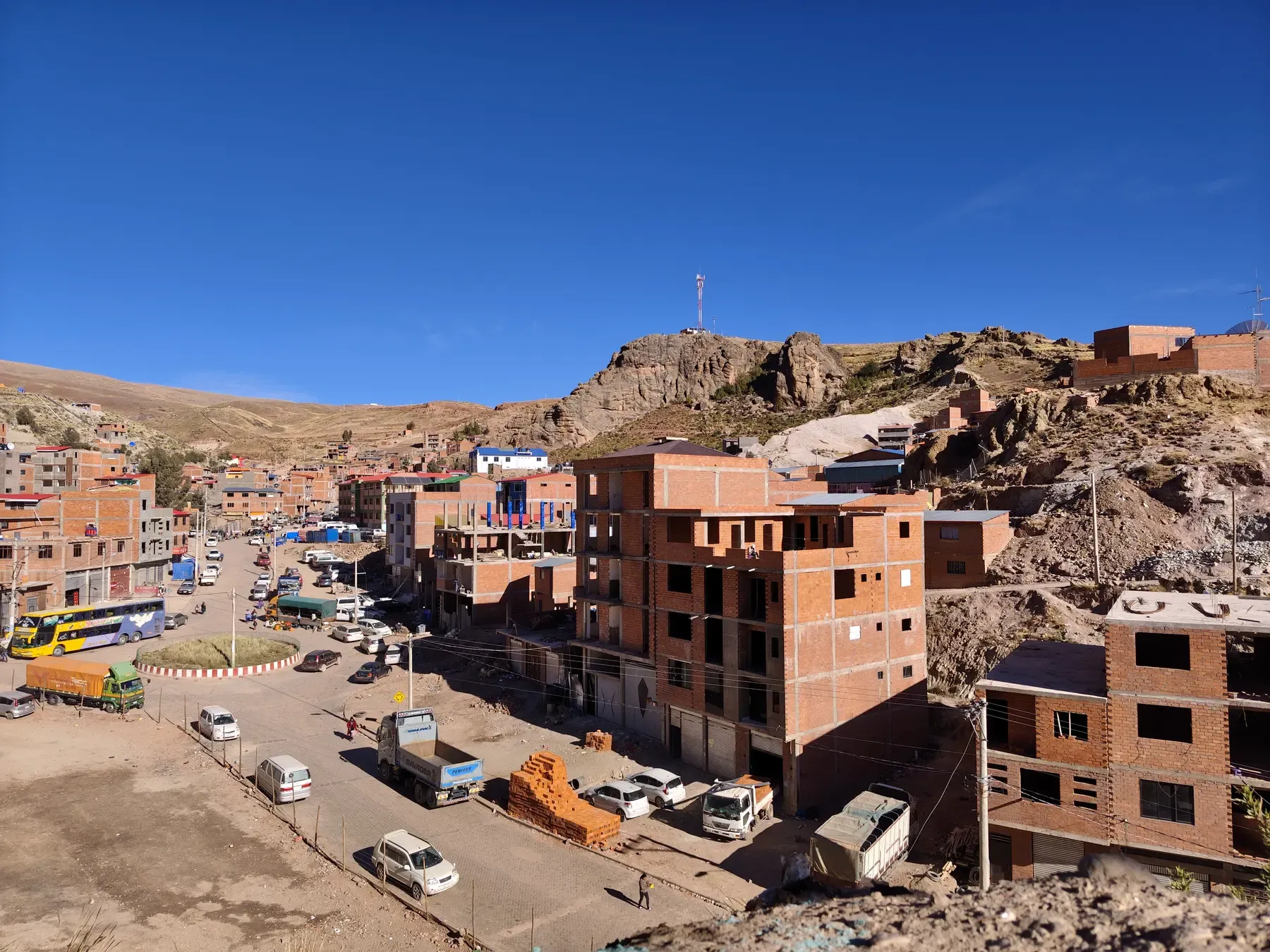 Vista panorámica del pueblo minero de Colquecha­ca (Potosí) a más de 4.000 msnm, con casas de ladrillo, cerros dorados y cielo azul intenso